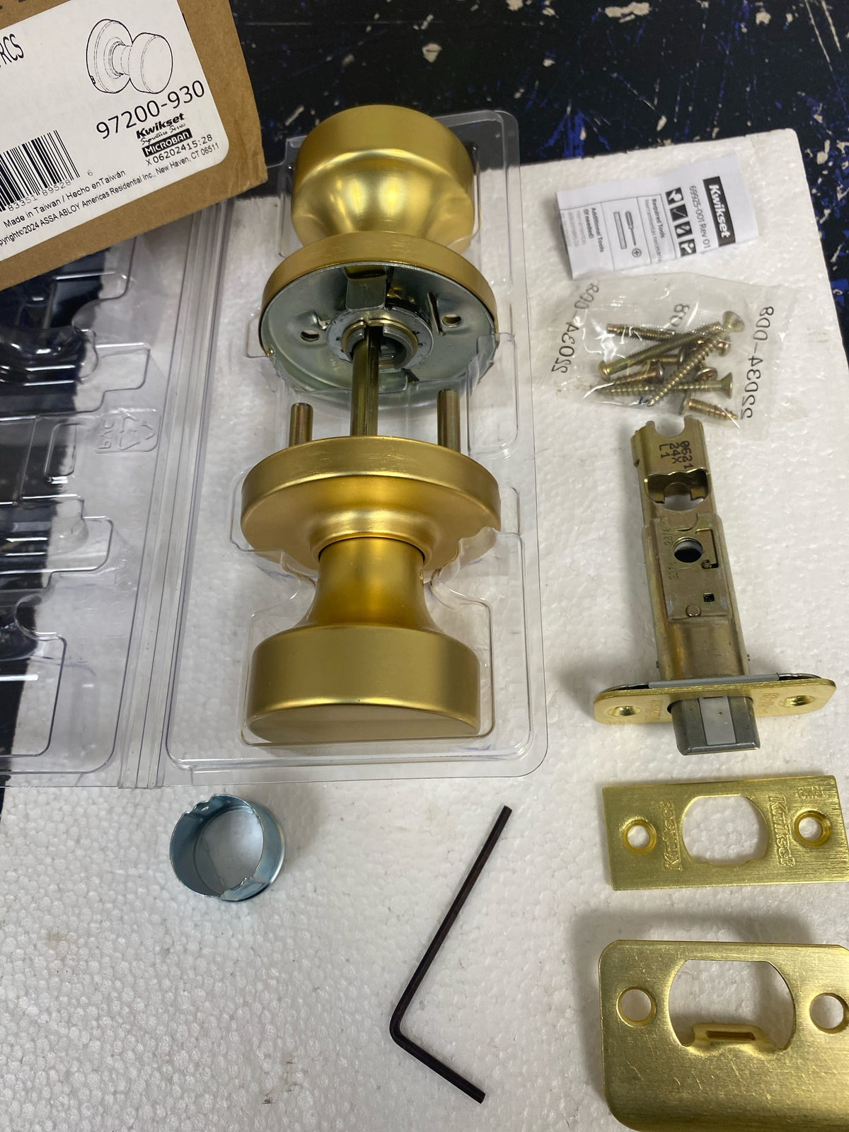 Kwikset 720PSKRDT-4 Pismo Passage Door Knob Set with Round Rose - Satin Brass