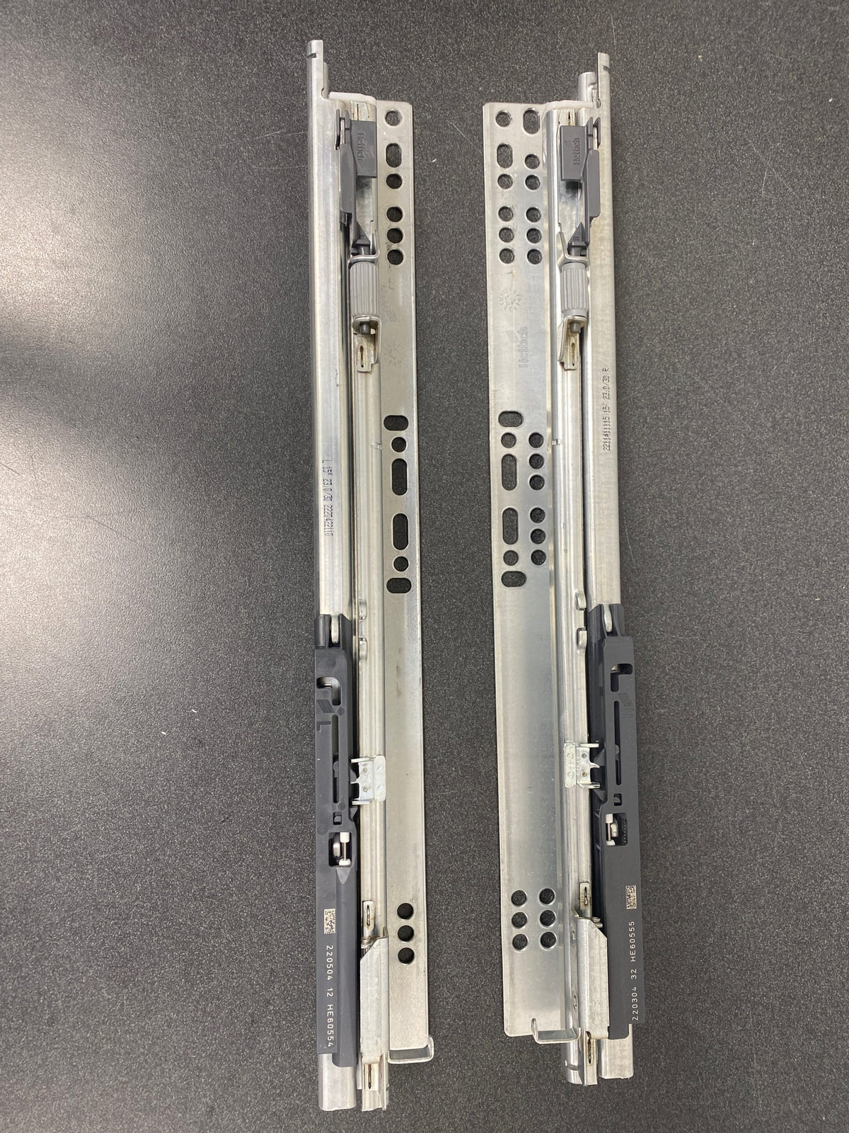 Hettich 9 209 799 Quadro 4D V6 15 Inch Full Extension Concealed Undermount Ball Bearing Drawer Slides with 90 lb. Weight Capacity and Soft Close - Zinc
