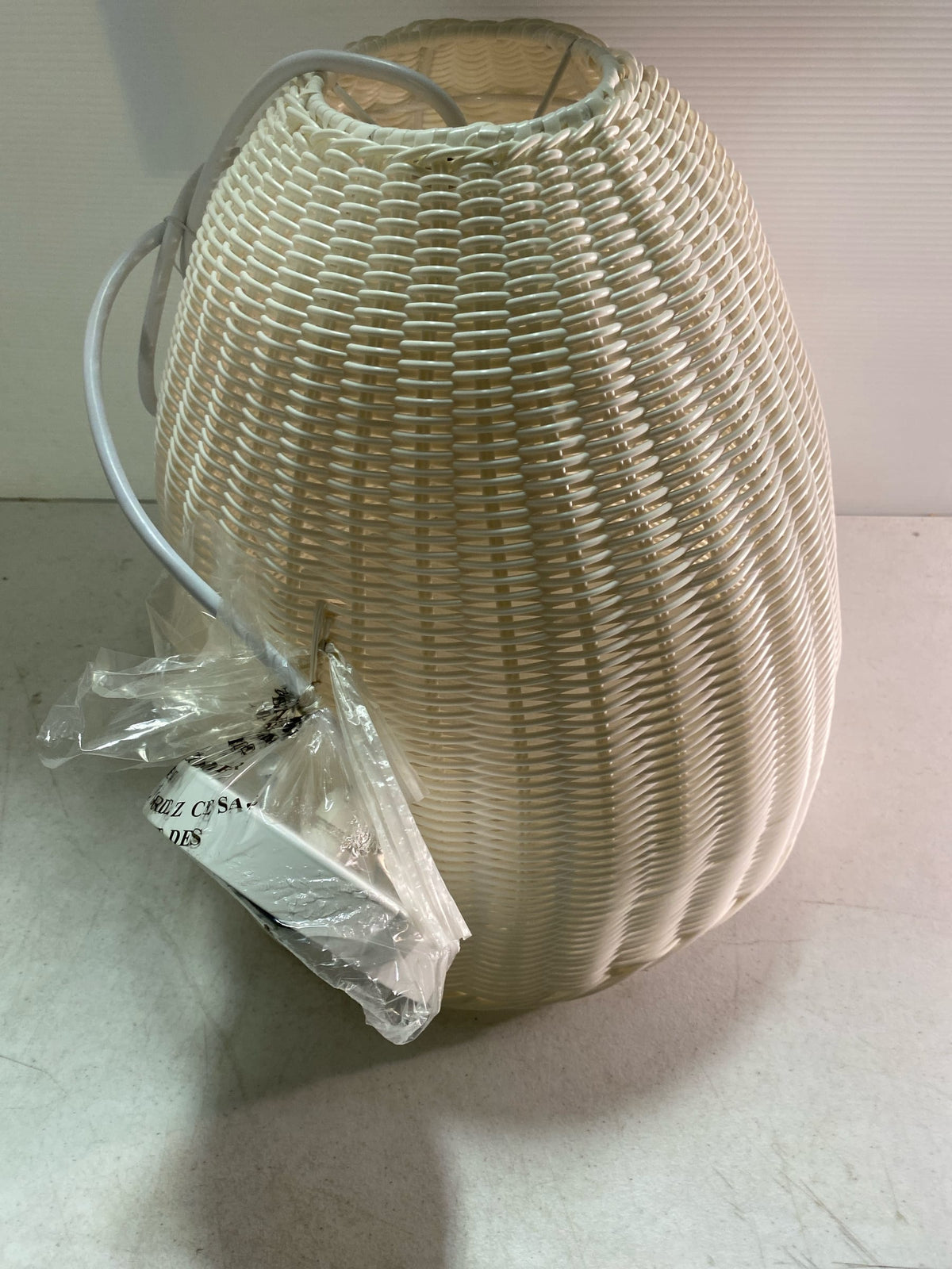 Hampton bay OL7-231WHEH-160 Hemmens 16 in. 1-Light White Outdoor Hanging Light Pendant Light with White Resin Wicker Shade