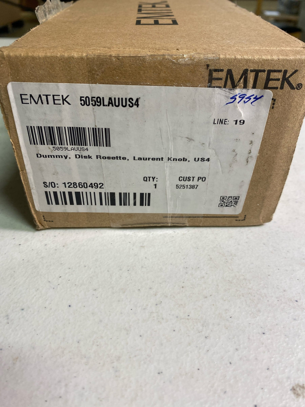EMTEK Disk Rosette Dummy, Pair with Matching Finish Laurent Round Knob - Choice of 7 Finishes - 5059LAUUS4 - Satin Brass (US4)