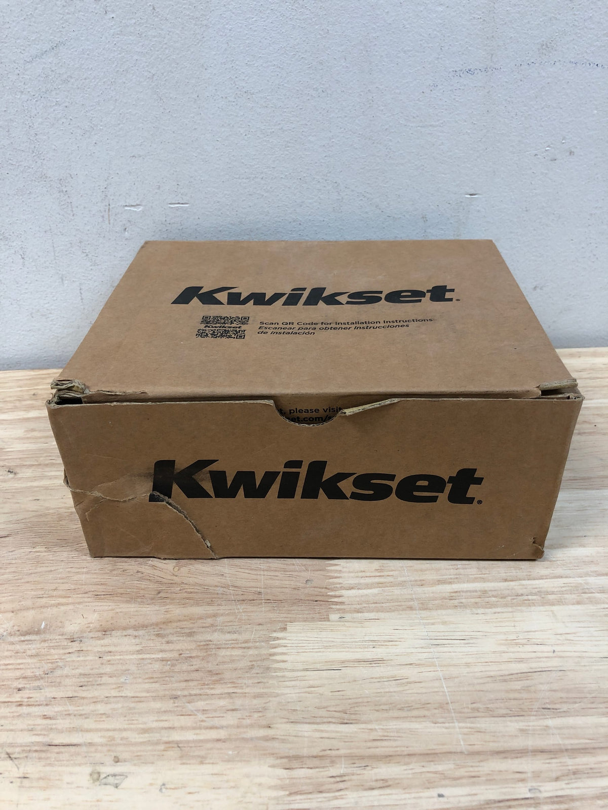 Kwikset 740HFLSQT-26S Halifax Single Cylinder Keyed Entry Door Lever Set with Square Rose and SmartKey - Polished Chrome