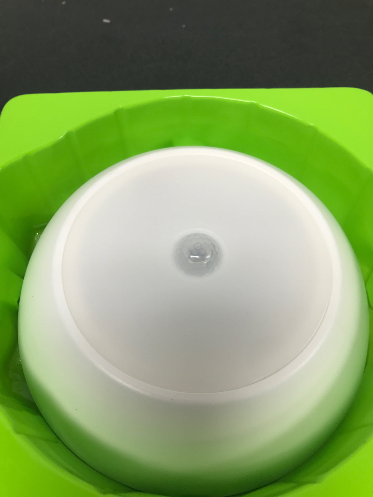 Mr beams MB990-WHT-01 Indoor/ Outdoor 300 Lumen LED UltraBright Battery Powered Motion Activated Ceiling Light, White Night Light Bulb