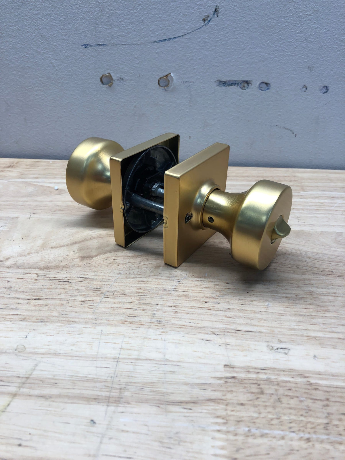 Kwikset 740PSKSQT-4S Pismo Single Cylinder Keyed Entry Door Knob Set with Square Rose and SmartKey - Satin Brass