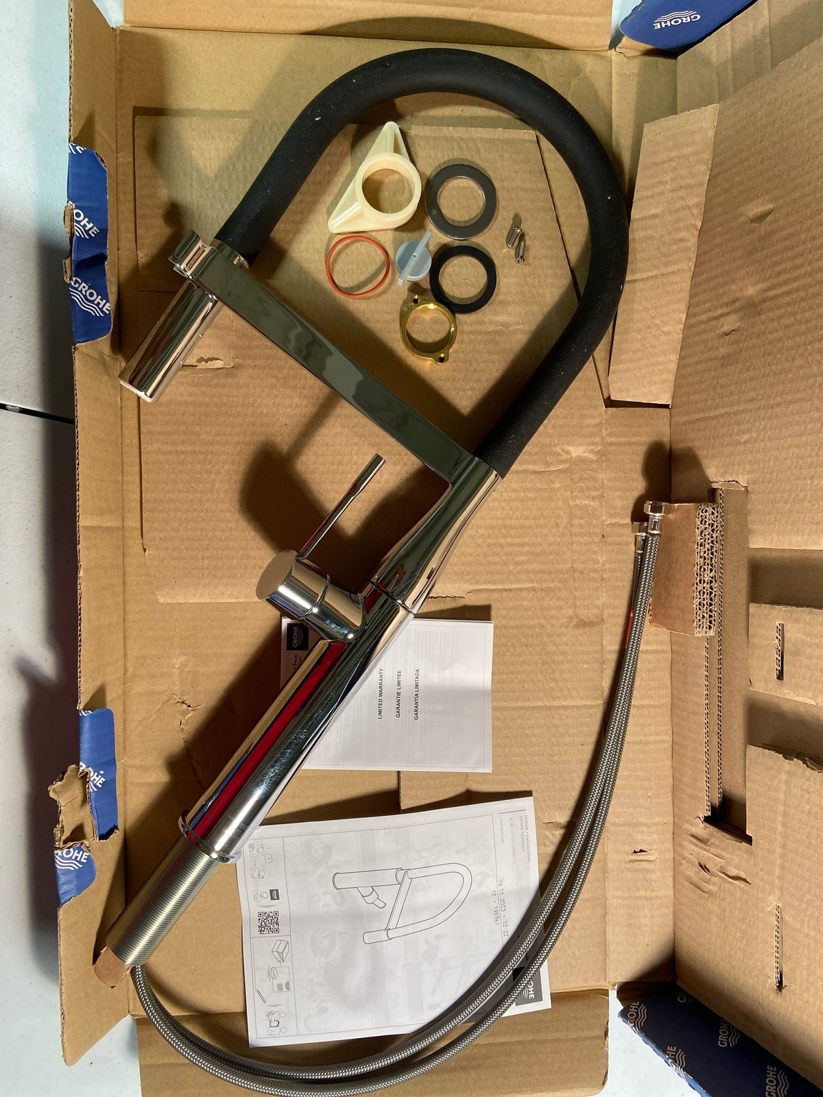 Grohe 30295000 Essence 1.75 GPM Single Hole Pull Out Kitchen Faucet with StarLight and SilkMove Technology - Starlight Chrome