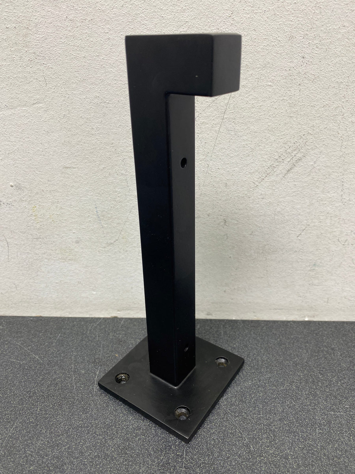 Signature Hardware 482447 Bodwell 7" Iron Shelf Bracket - Black Powder Coat