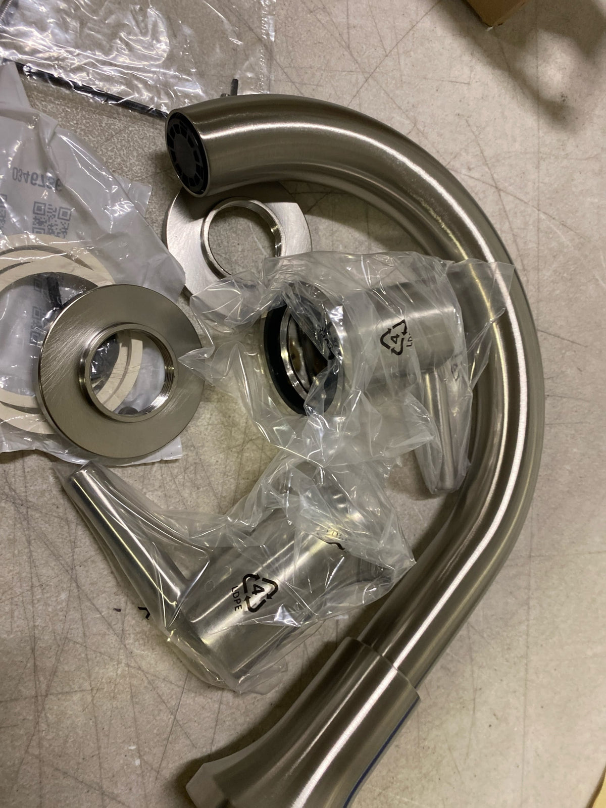 Delta T2759-SS Trinsic Deck Mounted Roman Tub Filler Trim with Metal Lever Handles - Brilliance Stainless