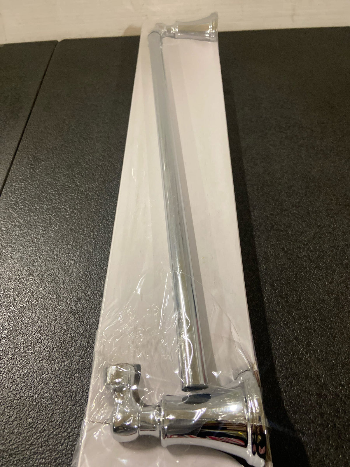 Delta Woodhurst: 18" Towel Bar 73218