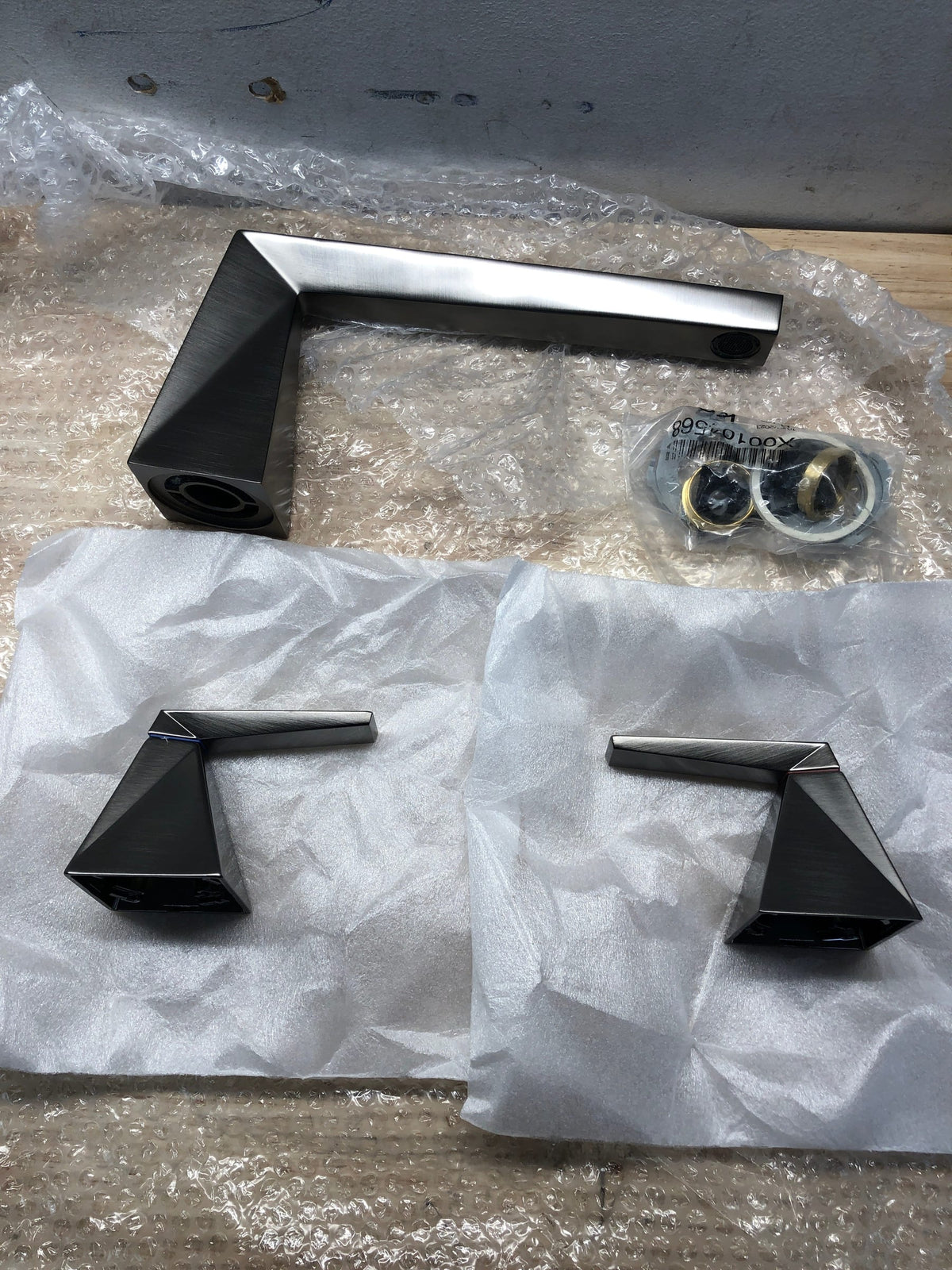 Delta Faucet T2743-KS-PR Trillian Deck-Mount Without Diverter, Lumicoat Black Stainless