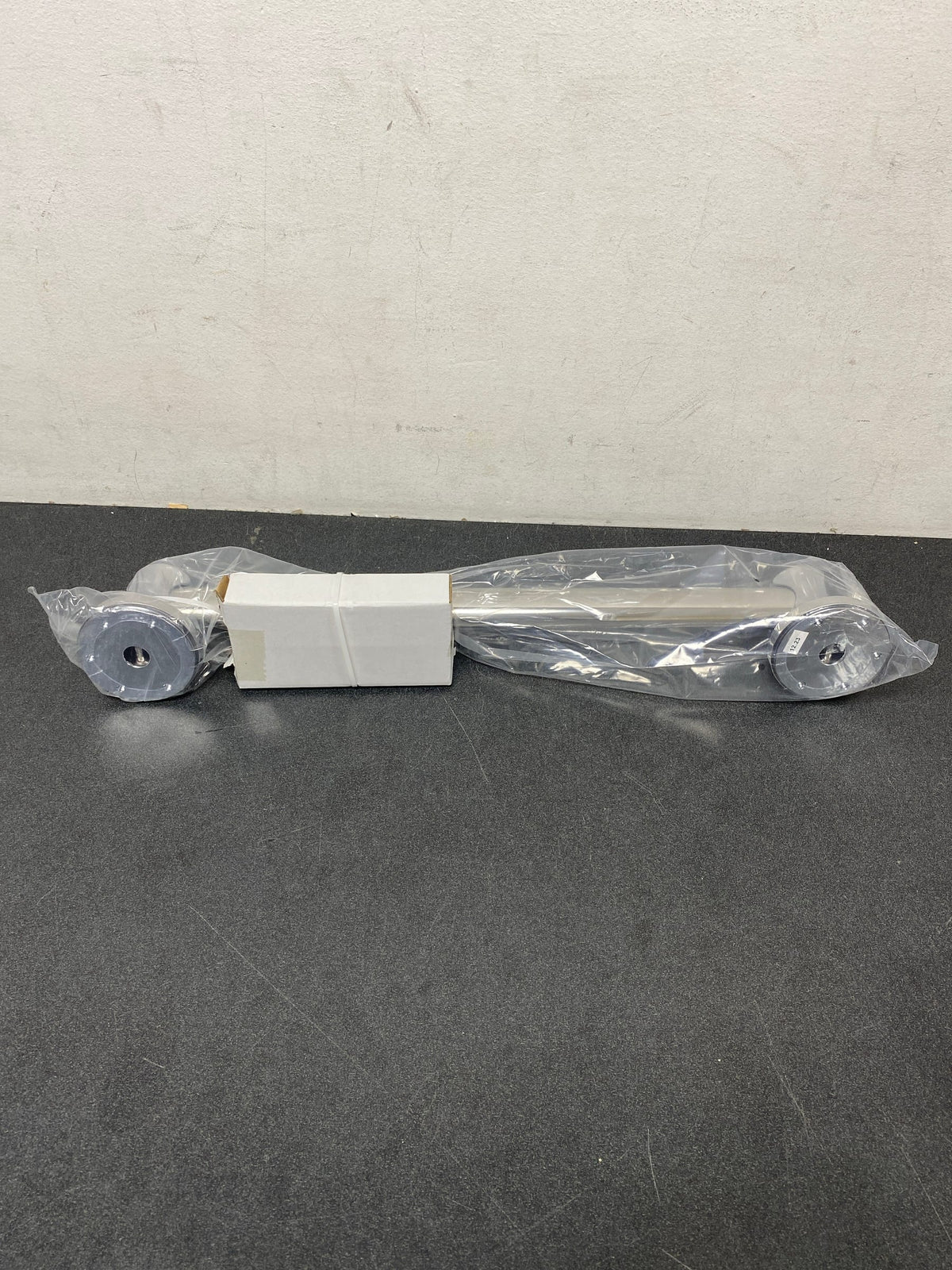 Delta 41718 18" Grab Bar with Mounting Assembly - Chrome