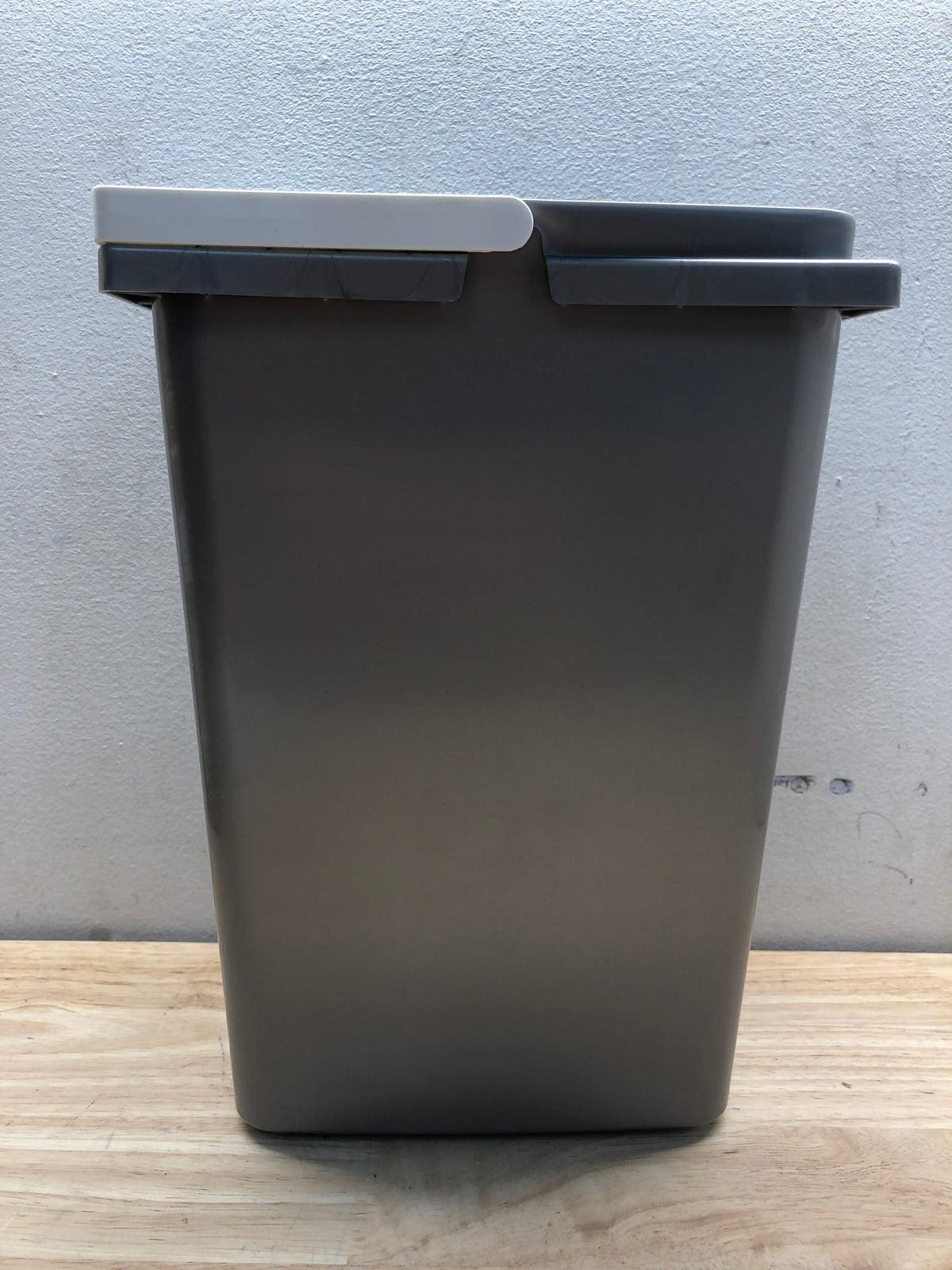 Rev-A-Shelf RV-8-1711-1 Classic RV Series 8-7/8" 8 Liter Replacement Bin with Handle and Lid - Silver / White
