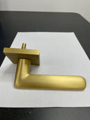 Viaggio 623114 Motivo Left Handed Solid Brass Privacy Door Lever Set with Brezza Lever and Quadrato Linen Backplate - 2-3/8" Backset - Satin Brass