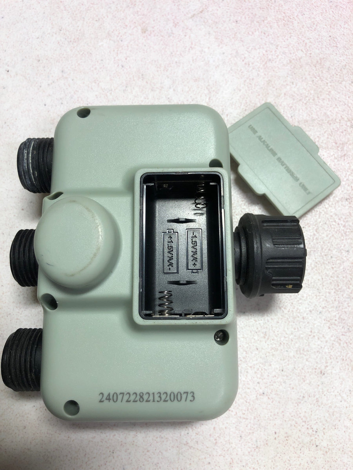 VEVOR Water Timer, 3 Outlets, Hose Watering Sprinkler Timer, with 3 Independent Watering Zone LCD Display Rain Delay Mode Manual Mode 360° Brass Inlet Metal Filter, IPX6 Waterproof for Yard Watering
