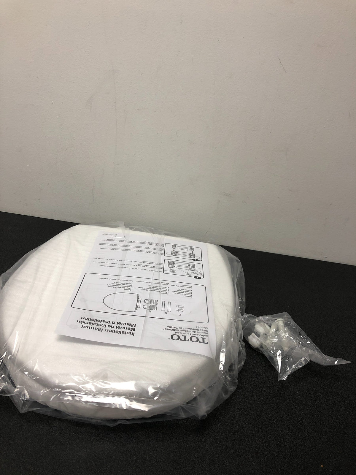 TOTO SoftClose Round Closed Front Toilet Seat in Cotton White-ss113#01