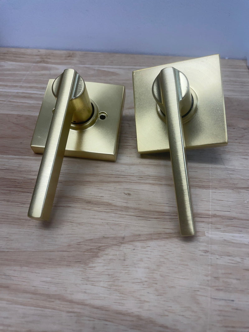 Schlage F10LAT608COL Latitude Passage Door Lever Set with Collins Trim - Satin Brass