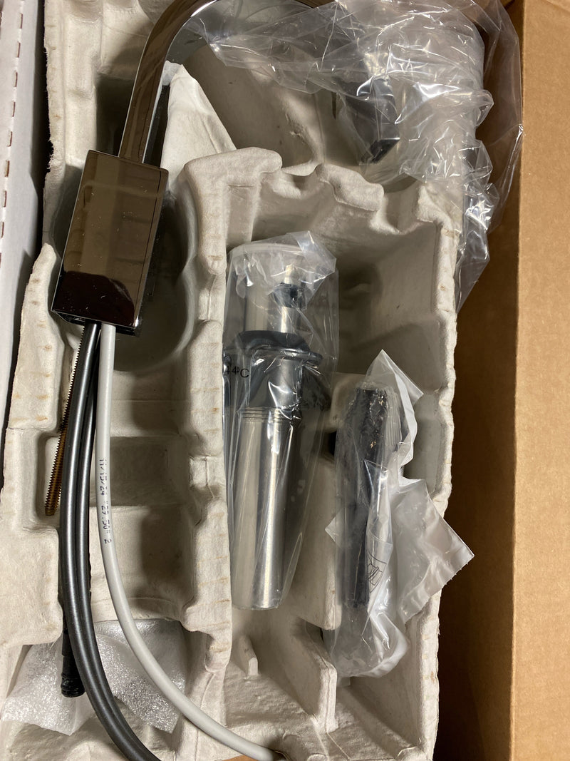 Delta 553LF Vero Single Hole Bathroom Faucet with Pop-Up Drain Assembly - Chrome