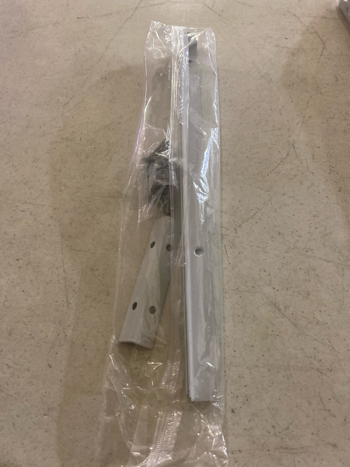 ClosetMaid 487900 SuiteSymphony Top Shelf Support Kit For ClosetMaid SuiteSymphony Collection - Pure White