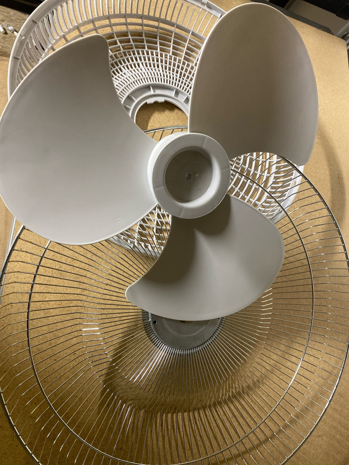 Air King 3016C 16" 1710 CFM 3-Speed Commercial Grade Oscillating Wall Mount Fan - na