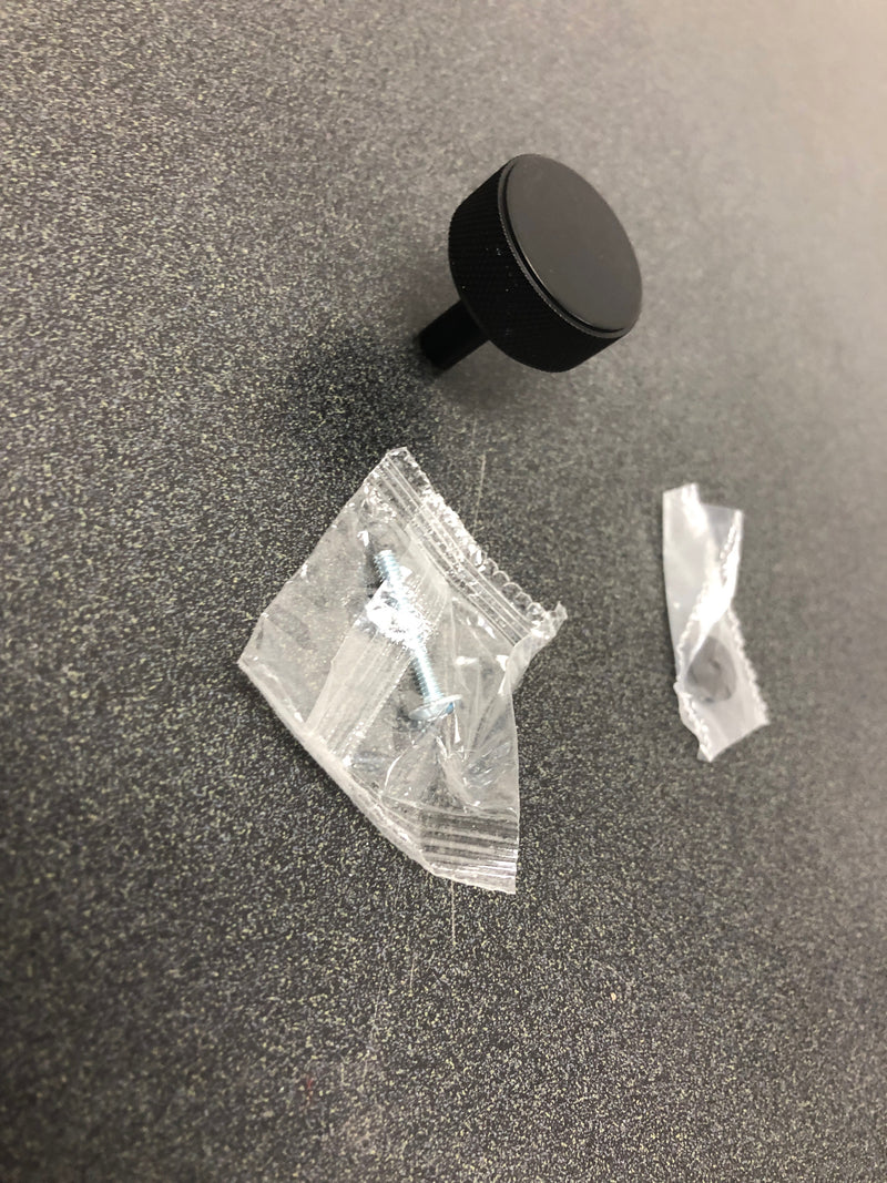 Schaub and Company 5002-MB Pub House 1-1/4" Round Flat Diamond Knurled Solid Brass Cabinet Knob / Drawer Knob
 - Matte Black