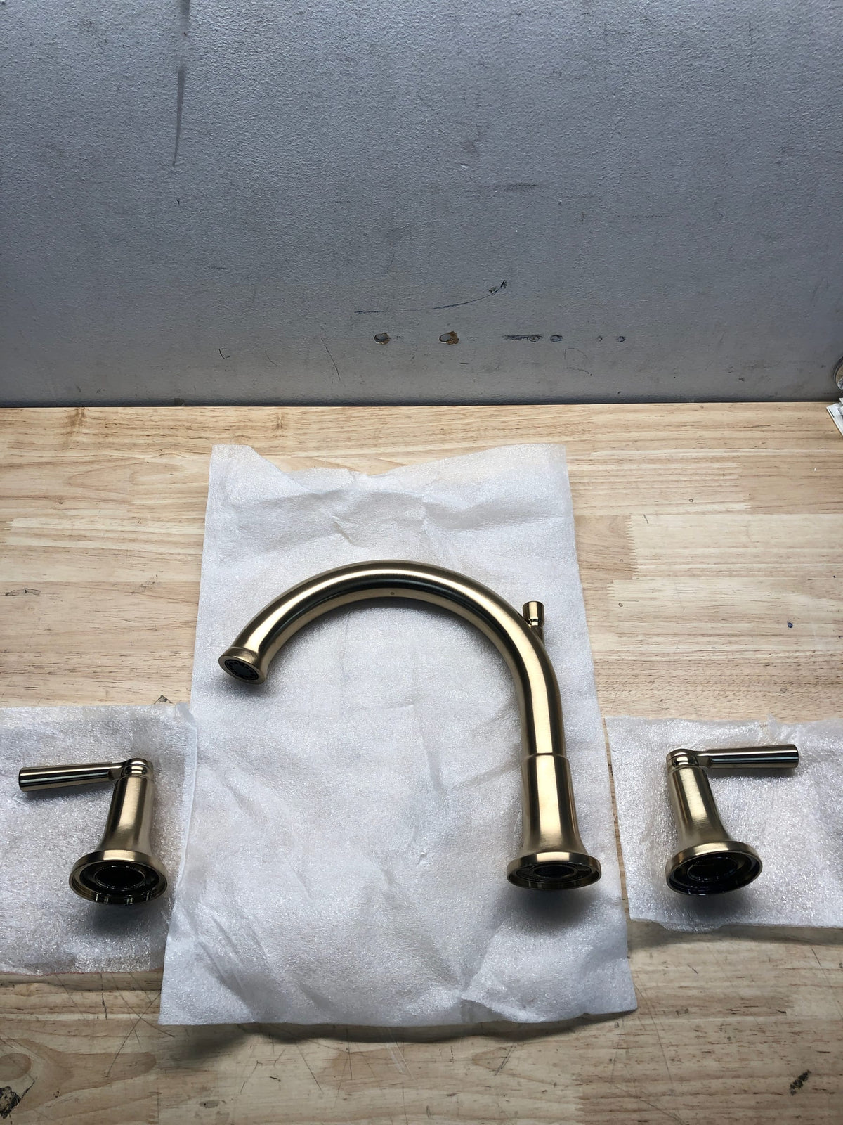 Delta T2735-CZ Saylor Deck Mounted Roman Tub Filler - Less Rough In - Champagne Bronze