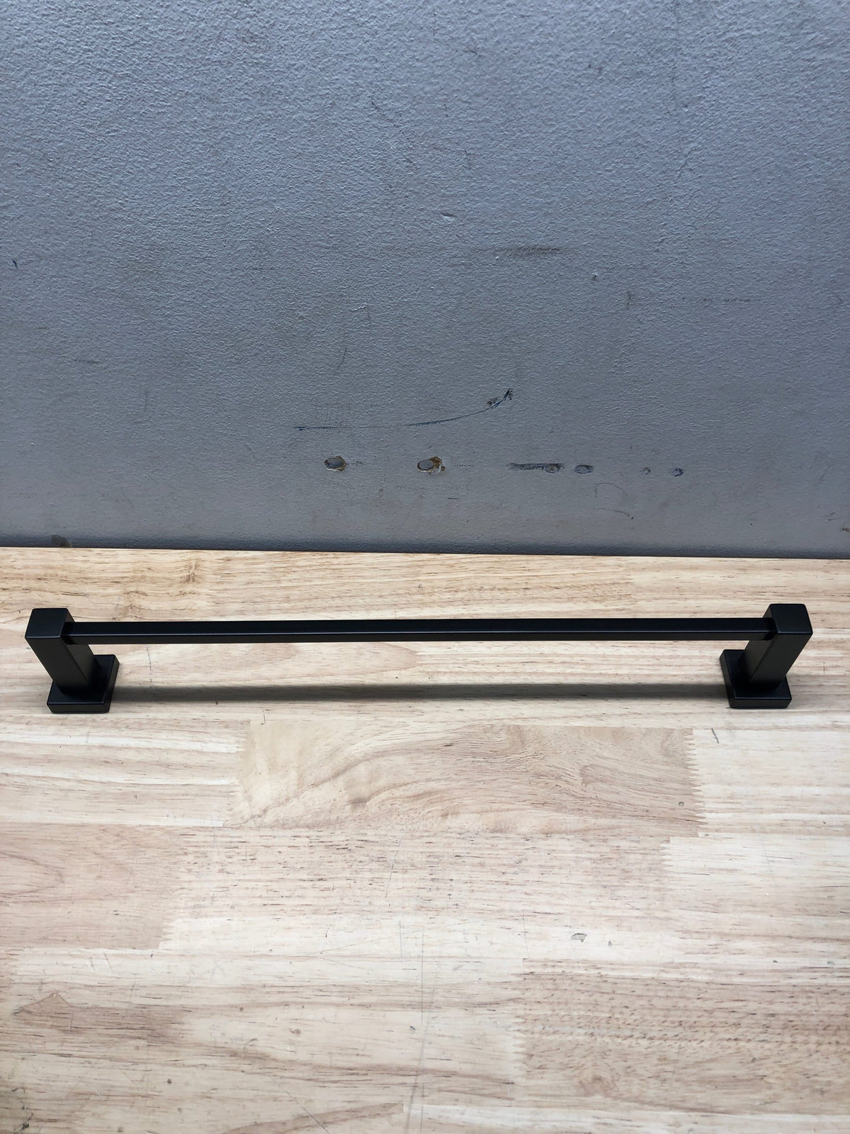 Delta IAO20818-BL Velum 18" Towel Bar - Matte Black