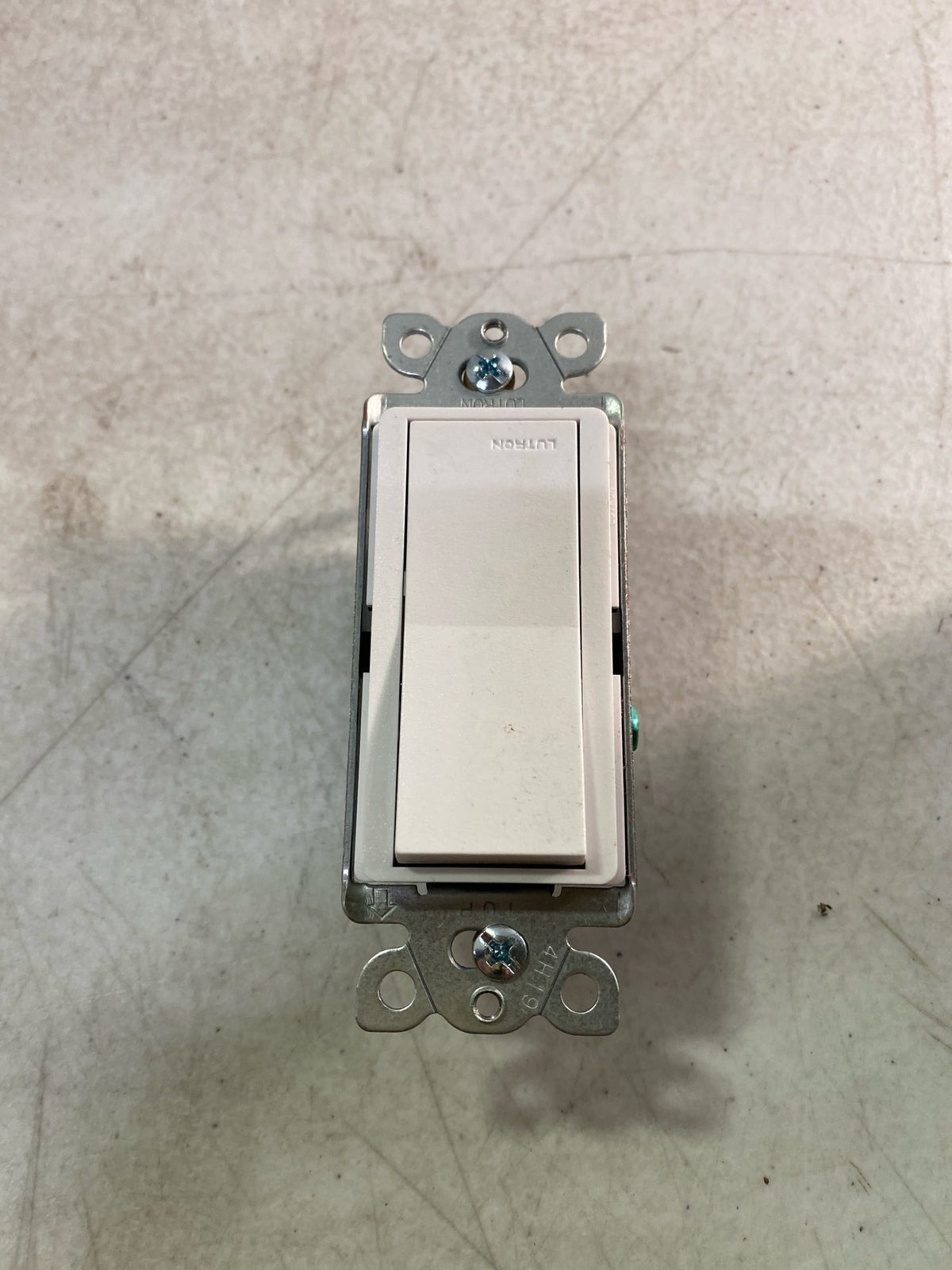 Lutron SC-1PS-SW Claro On/Off Switch, 15 Amp/Single Pole, Snow (SC-1PS-SW)
