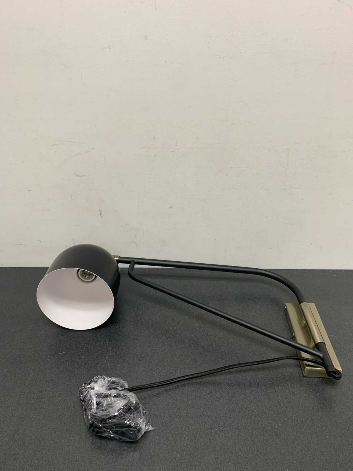 Amazon Brand – Rivet Mid-Century Swiveling Wall Sconce with Bulb, 11"H, Black and Antique Brass