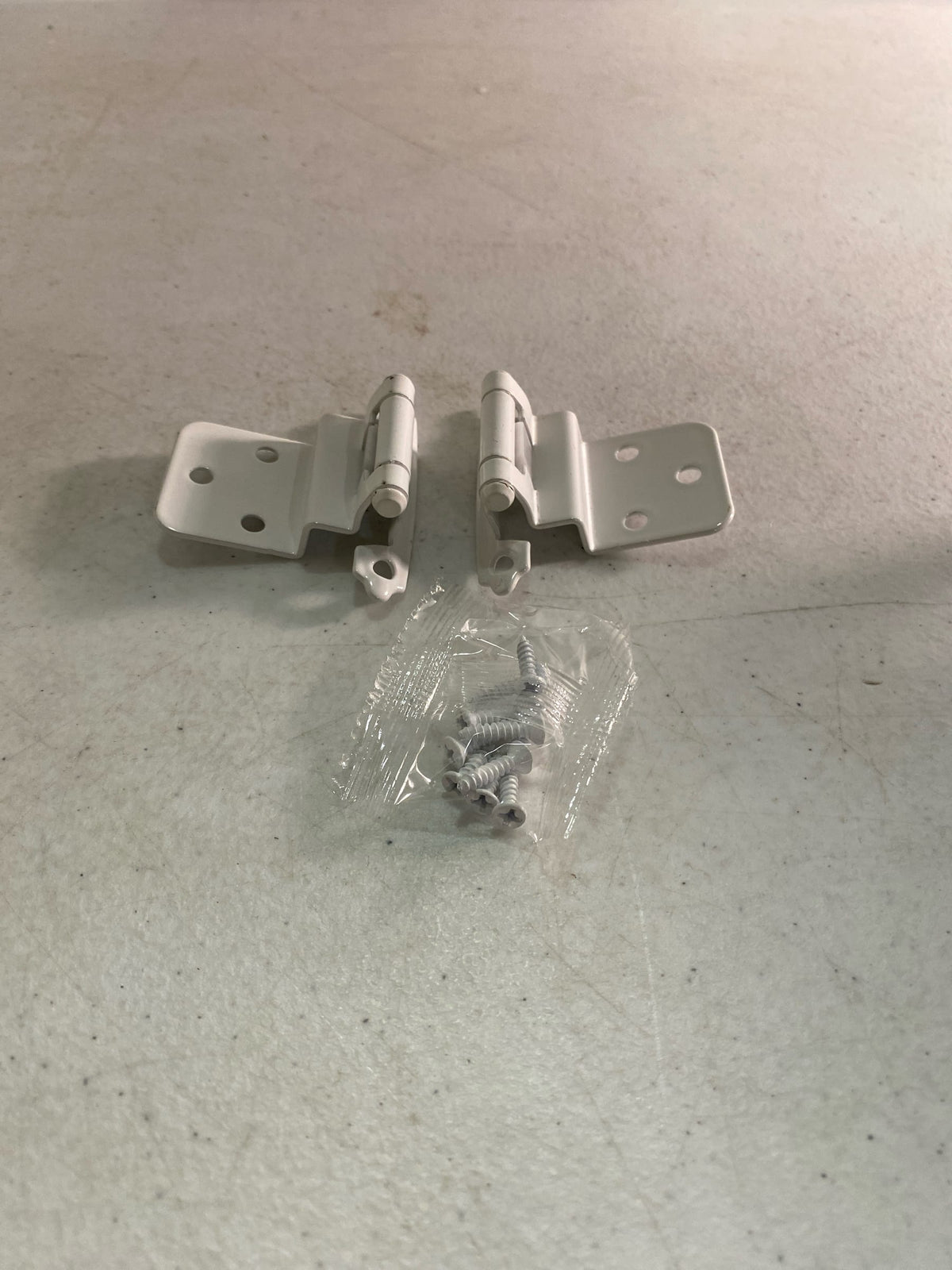 Hickory Hardware P143-W Partial Inset Traditional Cabinet Door Hinge with Self Closing Function (Package of 2) - White