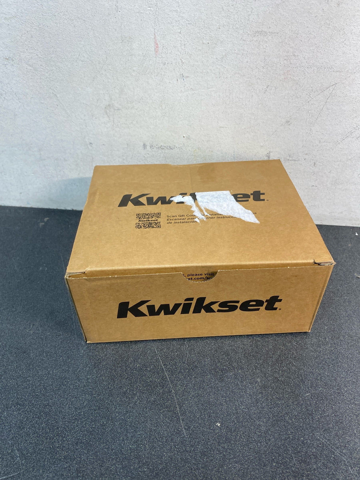 Kwikset 720MILSQT-11P Milan Passage Door Lever Set with Square Rose - Venetian Bronze