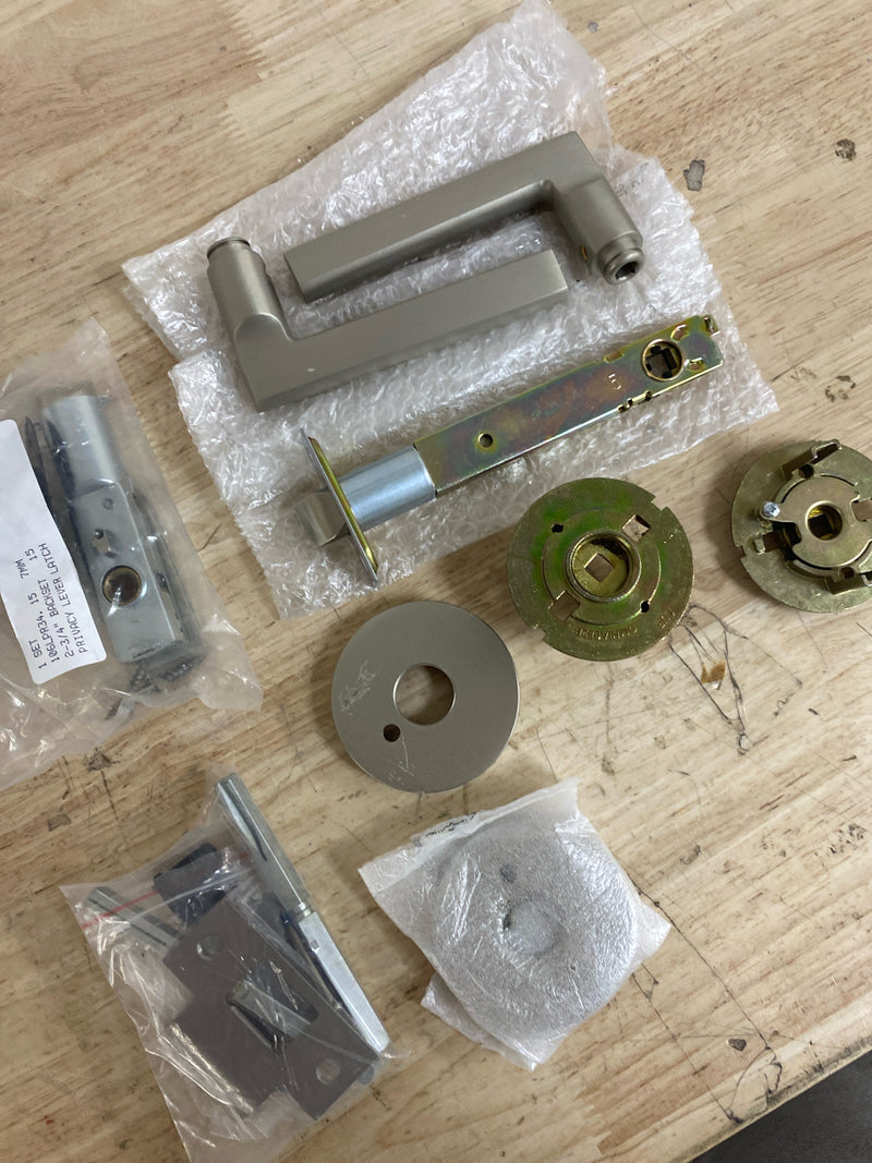 Omnia 943/00.PR15 Privacy Door Lever Set with 943 Style Handle and Round Rose - Lacquered Satin Nickel