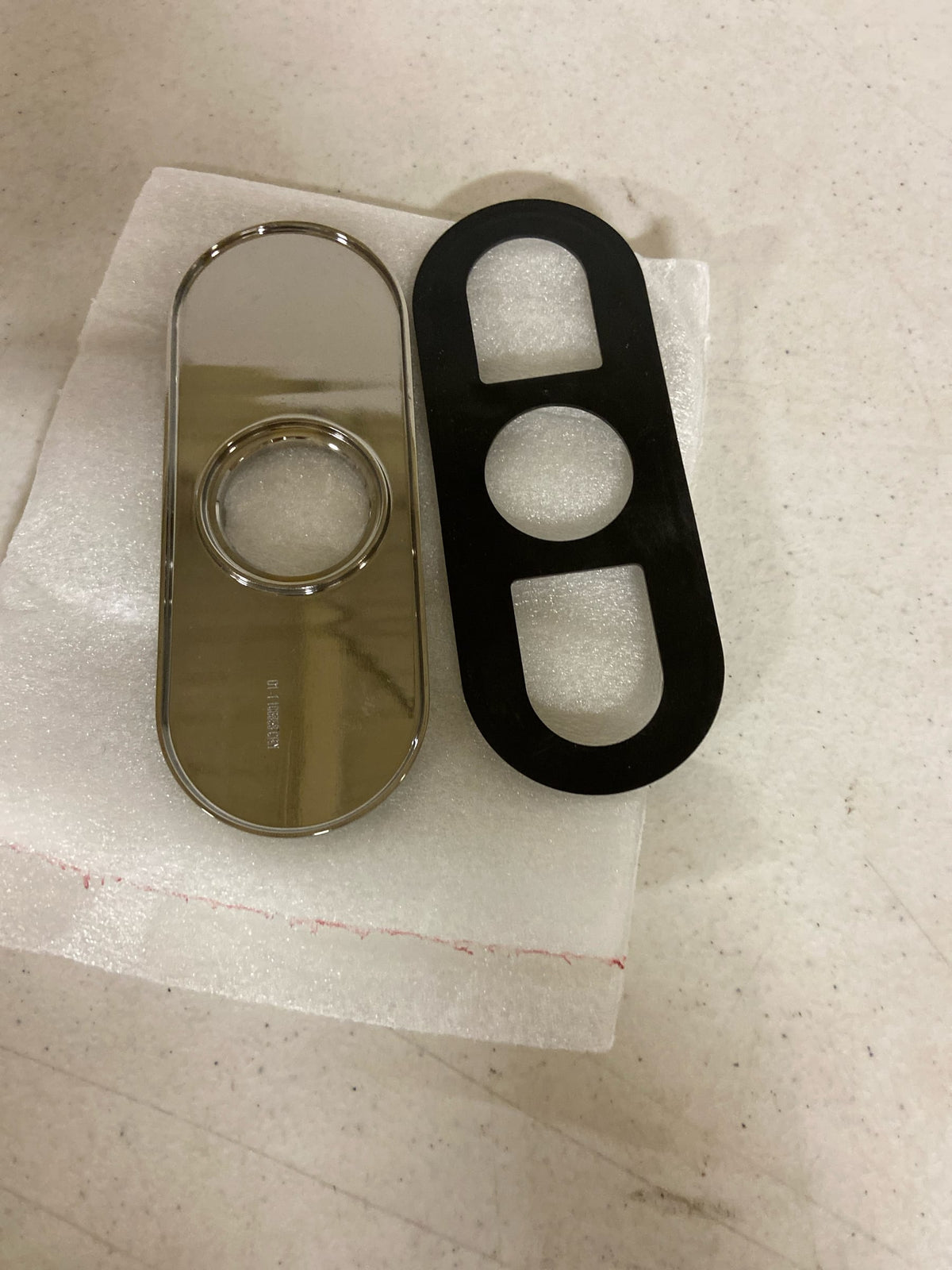 Delta RP103375SS Modern 3 Hole Escutcheon and Gasket - Brilliance Stainless