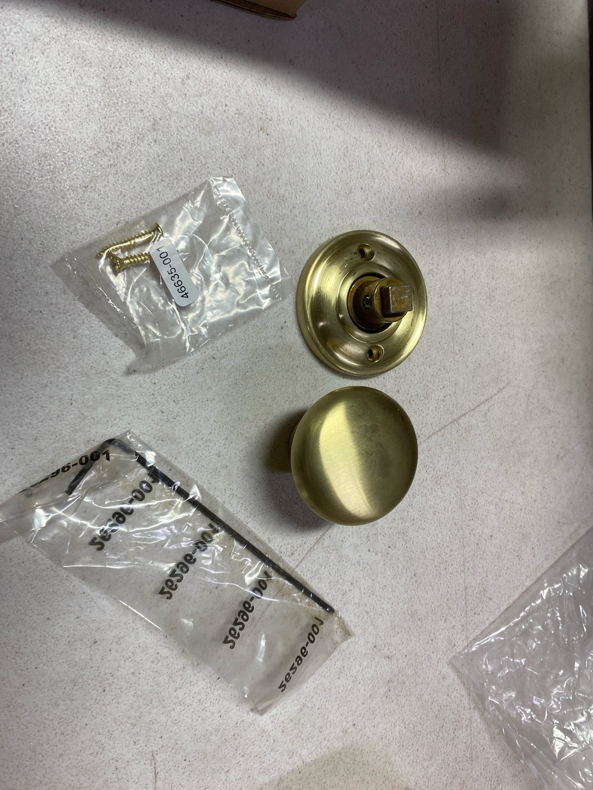 Baldwin HDROUTRR044 Round Non-Turning One-Sided Dummy Door Knob with Round Rose - Satin Brass