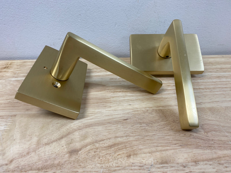 Emtek 5212HLOUS4LH Helios Left Handed Privacy Door Lever Set with Modern Rectangular Rose - Satin Brass