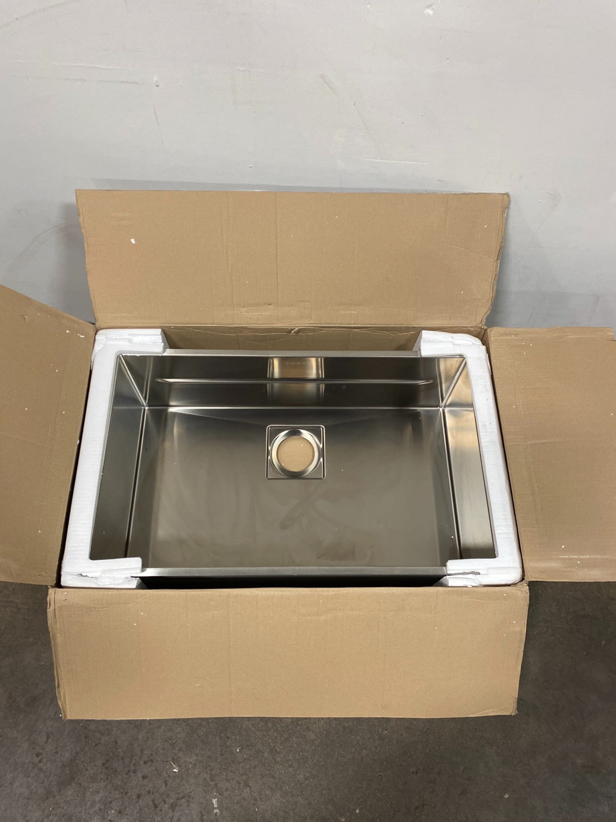 Franke Peak 28.75-in x 17.75-in x 9.63-in Square Drain Integrated Ledge System Undermount Single Bowl Stainless Steel Kitchen Sink in Radiant Stainless Steel