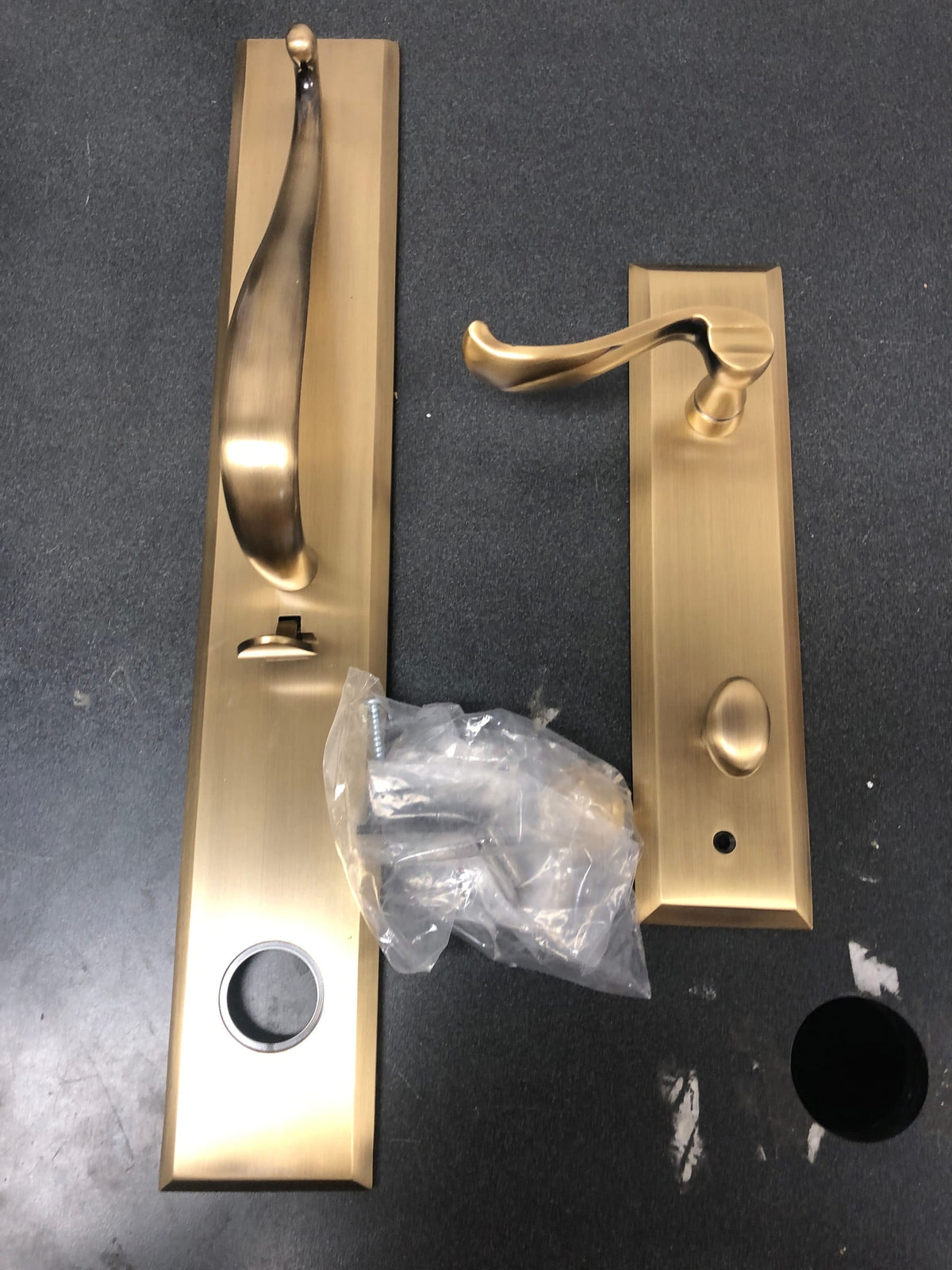 Grandeur 848331 Fifth Avenue Solid Brass Rose Left Handed Dummy Full Plate "S" Grip Handleset with Portofino Lever - Vintage Brass