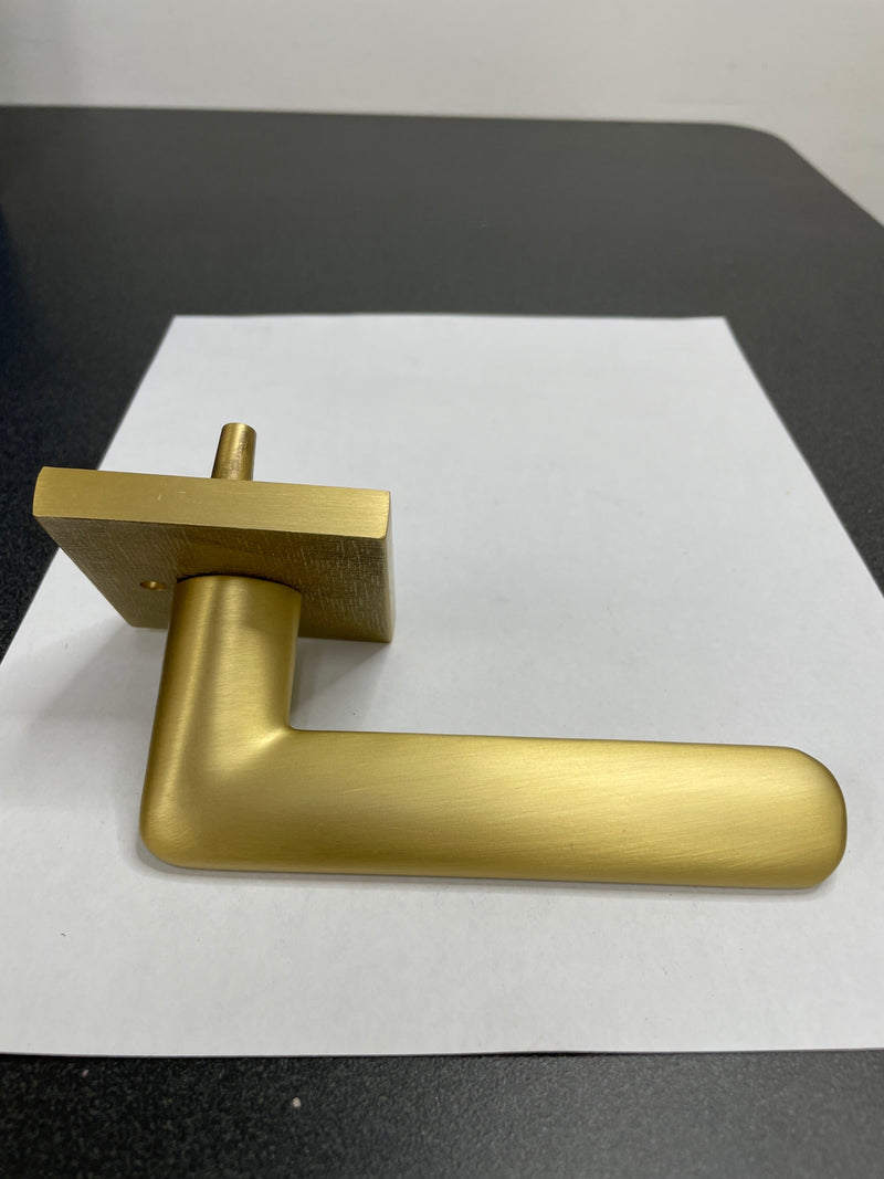 Viaggio 623114 Motivo Left Handed Solid Brass Privacy Door Lever Set with Brezza Lever and Quadrato Linen Backplate - 2-3/8" Backset - Satin Brass