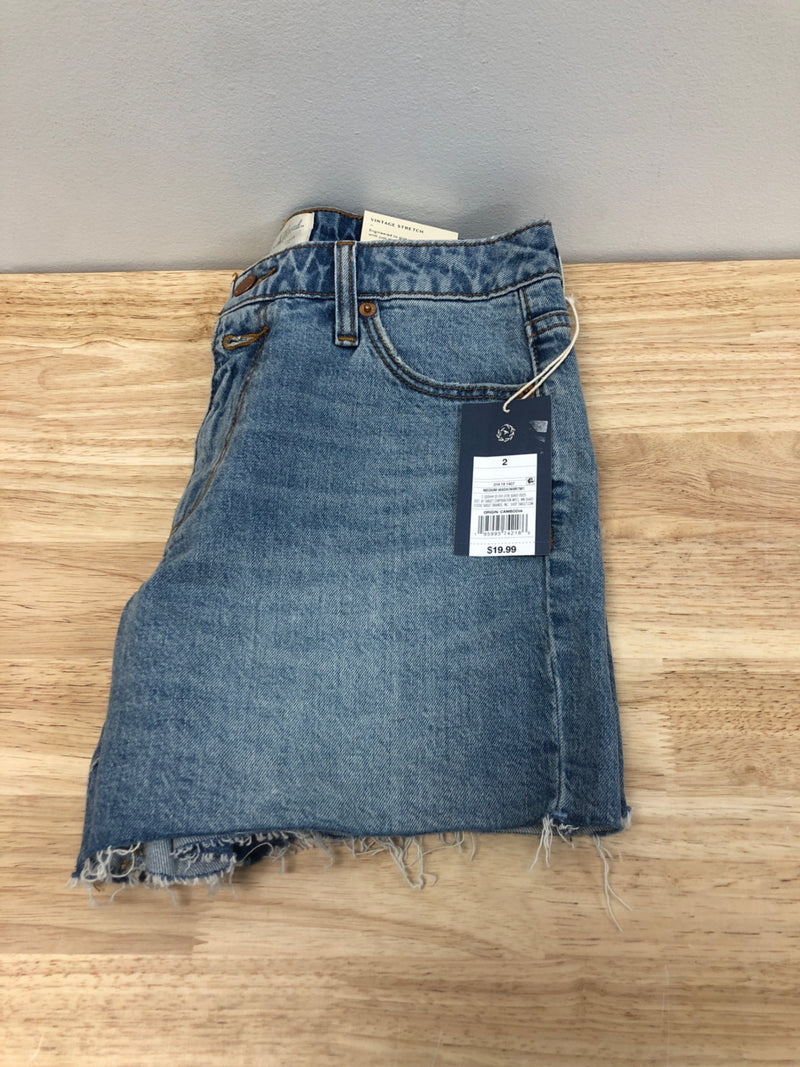 Women's high-rise vintage midi jean shorts - universal thread™ medium wash 2